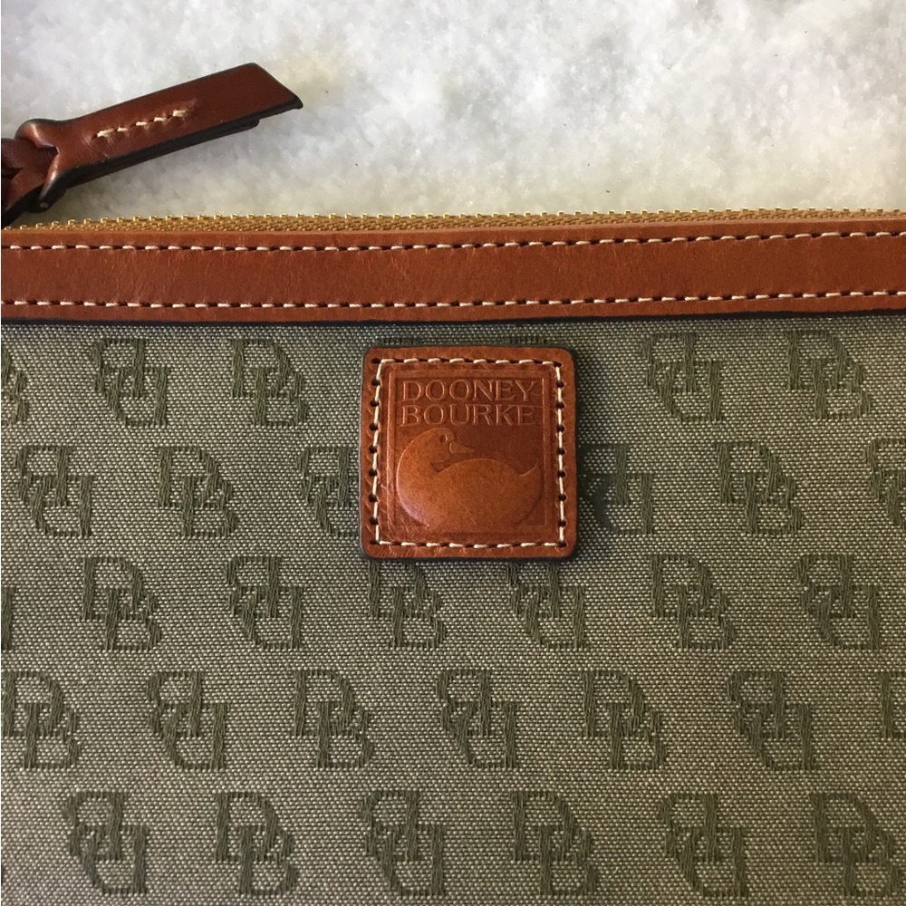 DOONEY AND BOURKE IVY GREEN WRISTLET - Picture 2 of 4
